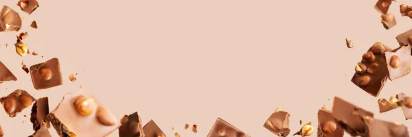 Kırık Çikolata Parçacıkları Yığını Beyaza Izole Edilmiş Fındıklar Yazı Için — Stok fotoğraf