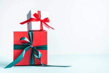 Kırmızı hediye kutusu ve bir fiyonk. Noel şenliği düzeni. Tatil için model.. 