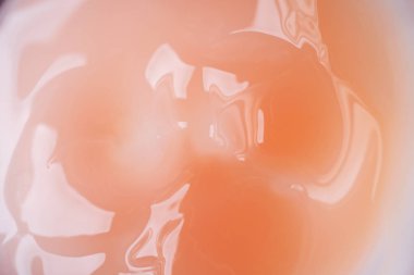 Pembe kavanozda sıvı krema dokusu. Kozmetik arka plan. Makro.