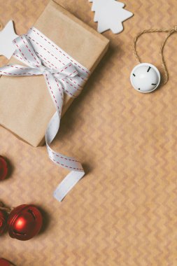 Hediye kutuları, koli bandı, ip, kağıt parçaları ve ambalaj kağıdındaki dekorasyon malzemeleriyle Noel arkaplanı. Fotokopi alanı olan düz bir yer. Noel şenliği ruhu.