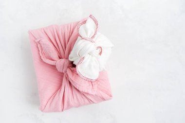 Furoshiki - Asya kumaş sarılı hediye tekniği. Keten kumaş geleneksel olarak hediye taşımak için kullanılır..