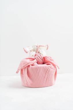 Furoshiki - Asya kumaş sarılı hediye tekniği. Keten kumaş geleneksel olarak hediye taşımak için kullanılır..