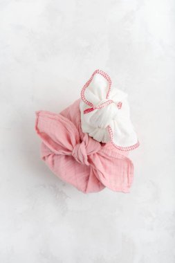 Furoshiki - Asya kumaş sarılı hediye tekniği. Keten kumaş geleneksel olarak hediye taşımak için kullanılır..