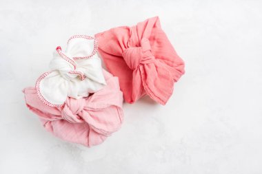 Furoshiki - Asya kumaş sarılı hediye tekniği. Keten kumaş geleneksel olarak hediye taşımak için kullanılır..