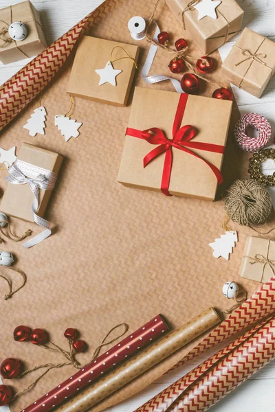 Sfondo Natalizio Con Scatole Regalo Nastro Adesivo Corda Rocchetti Carta — Foto Stock