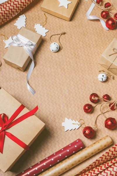 Vánoční Zázemí Dárkovými Krabicemi Balicí Páskou Lanem Papírovými Zástěrkami Dekoracemi — Stock fotografie
