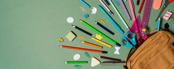 绿色背景的学校文具 学生返校用品的概念横幅 笔记本 铅笔和其他工具 模板的空空间 — 图库照片