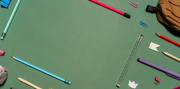 緑の背景に学校の文房具 学校に戻るための学生用品とのコンセプトバナー ノート その他のツール テンプレートの空スペース バナー — ストック写真
