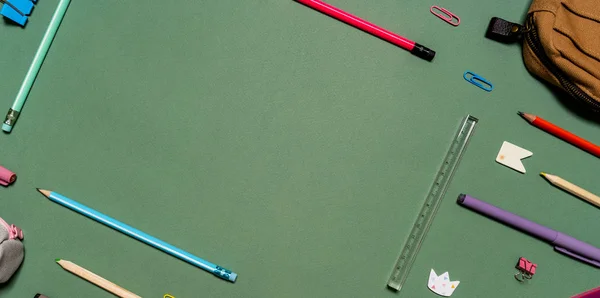 Papelaria Escolar Sobre Fundo Verde Bandeira Conceitual Com Material Estudantil — Fotografia de Stock