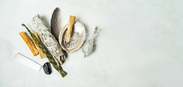 具有自然元素的灵修工具包 桑托木棍 干枯的白种人 几内亚鸡毛 浅背景的海珍珠壳Abalone 平衡灵魂的平衡 — 图库照片