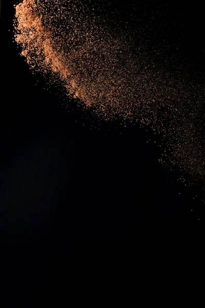 Έκρηξη Σκόνης Κακάο Κίνηση Μαύρο Φόντο Σκόνη Σοκολάτας — Φωτογραφία Αρχείου