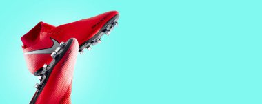 Moskova, Rusya - Ocak 2019: Beyaz arka planda bir çift Nike hayaleti futbol ayakkabısı. Futbol teması. Kopya alanı arka planına sahip uzun afiş.. 