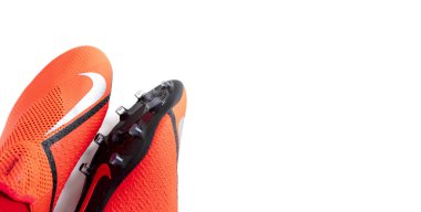 Moskova, Rusya - Ocak 2019: Beyaz arka planda bir çift Nike hayaleti futbol ayakkabısı. Futbol teması. Kopya alanı arka planına sahip uzun afiş.. 