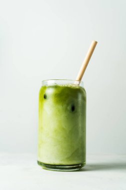 Japon usulü kibrit sütlü latte, sütlü yeşil çay, soya sütü, geleneksel kibrit araçları, beyaz arka planda bambu pipetli..