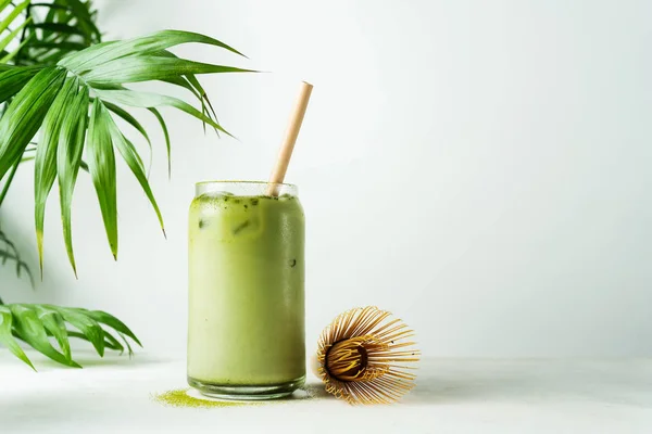 Japon usulü kibrit sütlü latte, sütlü yeşil çay, soya sütü, geleneksel kibrit araçları, beyaz arka planda bambu pipetli..