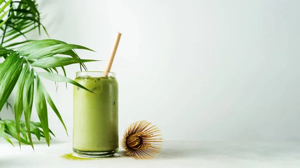 Japon usulü kibrit sütlü latte, sütlü yeşil çay, soya sütü, geleneksel kibrit araçları, beyaz arka planda bambu pipetli..