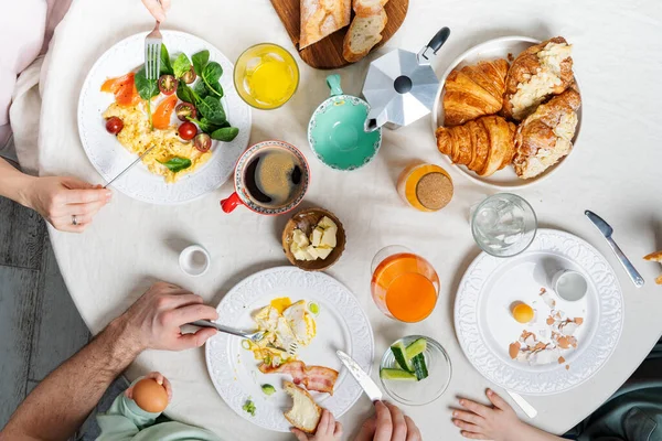 Familie Mit Kleinen Kindern Beim Gesunden Frühstück Mit Verschiedenen Gekochten — Stockfoto