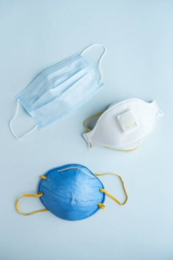 Çeşitli antiviral güvenlik maskeleri. Grip ve koronavirüse karşı koruyucu solunum maskesi. Kirlilik. Eller için dezenfektan.