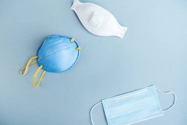 Çeşitli antiviral güvenlik maskeleri. Grip ve koronavirüse karşı koruyucu solunum maskesi. Kirlilik. Eller için dezenfektan.