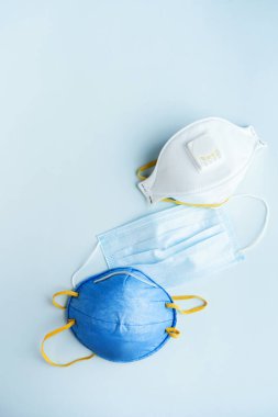 Çeşitli antiviral güvenlik maskeleri. Grip ve koronavirüse karşı koruyucu solunum maskesi. Kirlilik. Eller için dezenfektan.