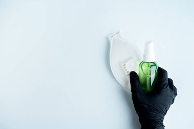 Antiviral güvenlik maskelerini filtrelemek. Grip ve Coronaviru 'ya karşı koruyucu solunum maskesi. Kirlilik. Eldivendeki dezenfektan..