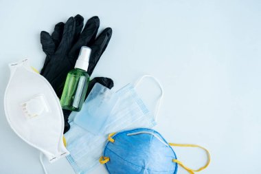 Antivirüs malzemeleri: çeşitli filtreli güvenlik maskeleri, eller için dezenfektan. Grip, koronavirüs ve kirliliğe karşı kendinizi koruyun. Virüsü durdur.