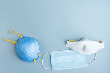 Çeşitli antiviral güvenlik maskeleri. Grip ve koronavirüse karşı koruyucu solunum maskesi. Kirlilik. Eller için dezenfektan.