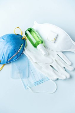 Antivirüs malzemeleri: çeşitli filtreli güvenlik maskeleri, eller için dezenfektan. Grip, koronavirüs ve kirliliğe karşı kendinizi koruyun. Virüsü durdur.