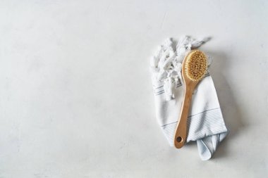 Yumuşak Terry pamuk havlu, püsküllü, arka planda doğal fırça, üst manzara. Samimi stil.