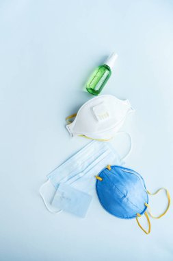 Antivirüs malzemeleri: çeşitli filtreli güvenlik maskeleri, eller için dezenfektan. Grip, koronavirüs ve kirliliğe karşı kendinizi koruyun. Virüsü durdur.