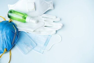 Antivirüs malzemeleri: çeşitli filtreli güvenlik maskeleri, eller için dezenfektan. Grip, koronavirüs ve kirliliğe karşı kendinizi koruyun. Virüsü durdur.