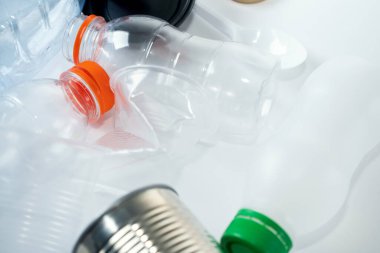 Beyaz arkaplandaki yiyecek plastik ambalaj atığı koleksiyonuna yakından bak. Plastik ve metali geri dönüştürme kavramı. Ekoloji ortamı. Düz konum, kopyalama alanı olan üst görünüm.