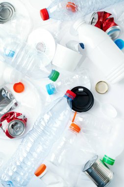 Beyaz arka planda yiyecek plastik ambalaj atığı koleksiyonu. Plastik ve metali geri dönüştürme kavramı. Ekoloji ortamı. Düz konum, kopyalama alanı olan üst görünüm.