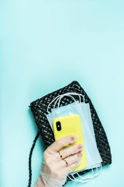 İzolasyon sona erdi ama salgın sona ermedi. Önlem almayı unutma. Karantinadan çıkıyorum. Takı yüzüklü şık bir kız. Ellerinde çanta tutan tek kullanımlık eldivenler var. Yeni gerçeklik.