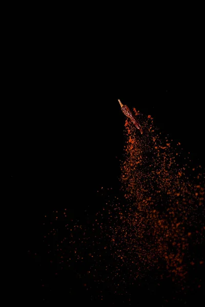 Czerwona Papryka Przyprawy Wybuch Proszku Latający Papryka Chili Izolowane Czarnym — Zdjęcie stockowe