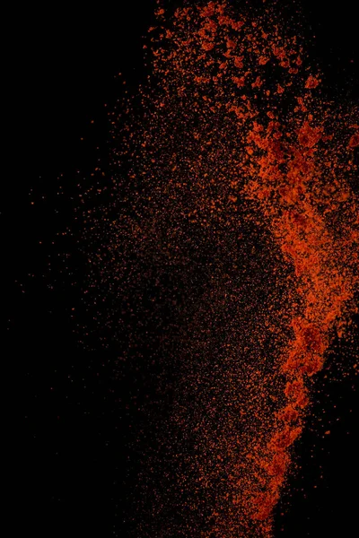 Rode Paprika Kruiden Poeder Explosie Vliegende Chili Peper Geïsoleerd Zwarte — Stockfoto