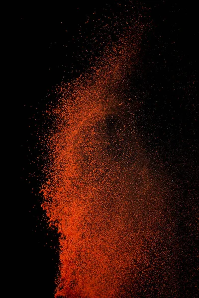 Red Paprika Koření Prášek Exploze Létající Chilli Pepř Izolované Černém — Stock fotografie