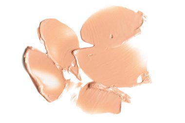 Beyaz arka planda izole edilmiş sıvı bej makyaj kremi lekeleri. Kozmetik kapatıcı. Makyaj için gerçekçi kahverengi krem dokusu.