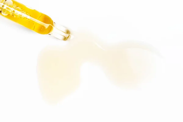Chiuda Pipetta Cosmetica Con Una Goccia Liquida Sfondo Bianco Pipetta — Foto Stock
