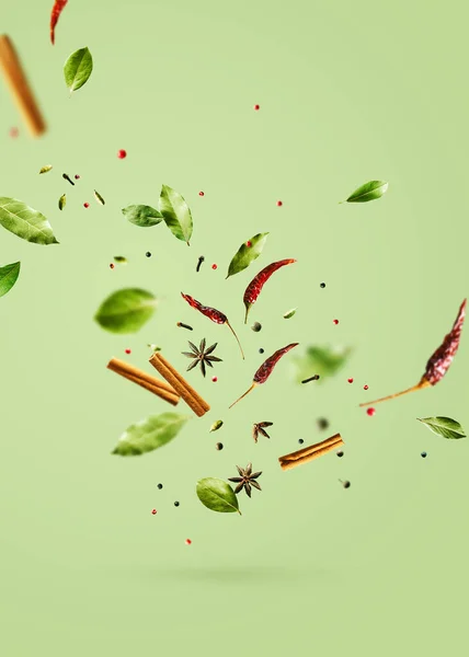 Uçan Baharatlar Defne Yaprağı Kırmızı Biber Anason Tarçın Çubukları Yeşil — Stok fotoğraf