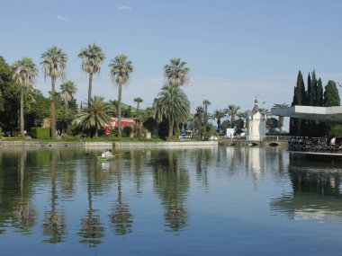 Abhazya'da doğa ile birlikte insan yapımı süsleri.