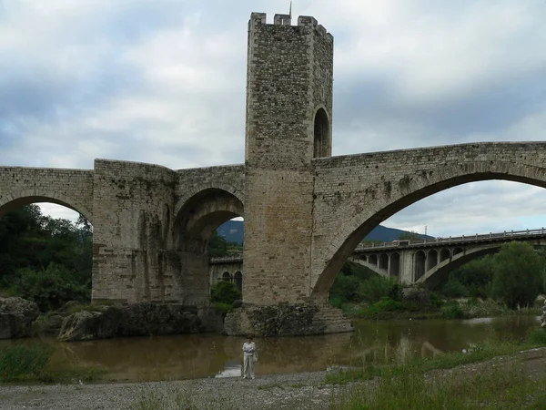 Besal の地方の町の中世の高架橋 スペイン — ストック写真