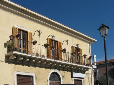                     Eski bir ev fantezi balkonda. Sicilya.           