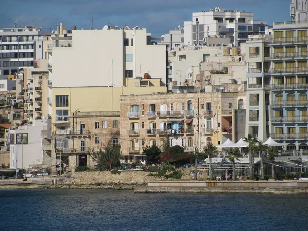 Gamle Moderne Hus Malta – stockfoto