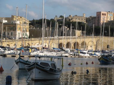               Vittoriosa ve Singlea kasabaları arasında liman balıkçılık ve tenezzüh tekneleri doludur. Malta. Üç şehirler.                 