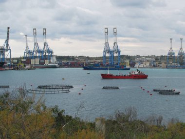 İş makine Malta'da bir kargo limanda.
