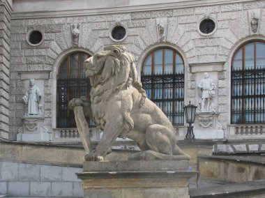          Taş aslanlar Hofburg koru. Damar. Avusturya.