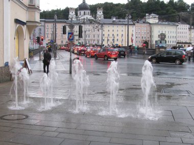    Orijinal küçük çeşmeler Salzburg Caddesi üzerinde. Avusturya. 