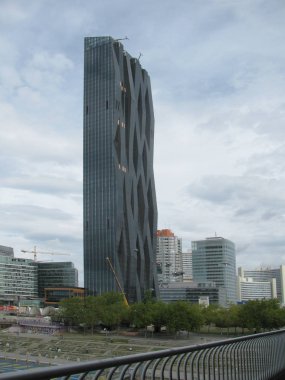                                Köprü metro Tuna ve gökdelenler yanında üzerinde. Avusturya. Viyana.