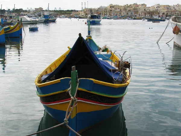 Renkli Balıkçı Tekneleri Limanda Malta Marsaxlokk — Stok fotoğraf